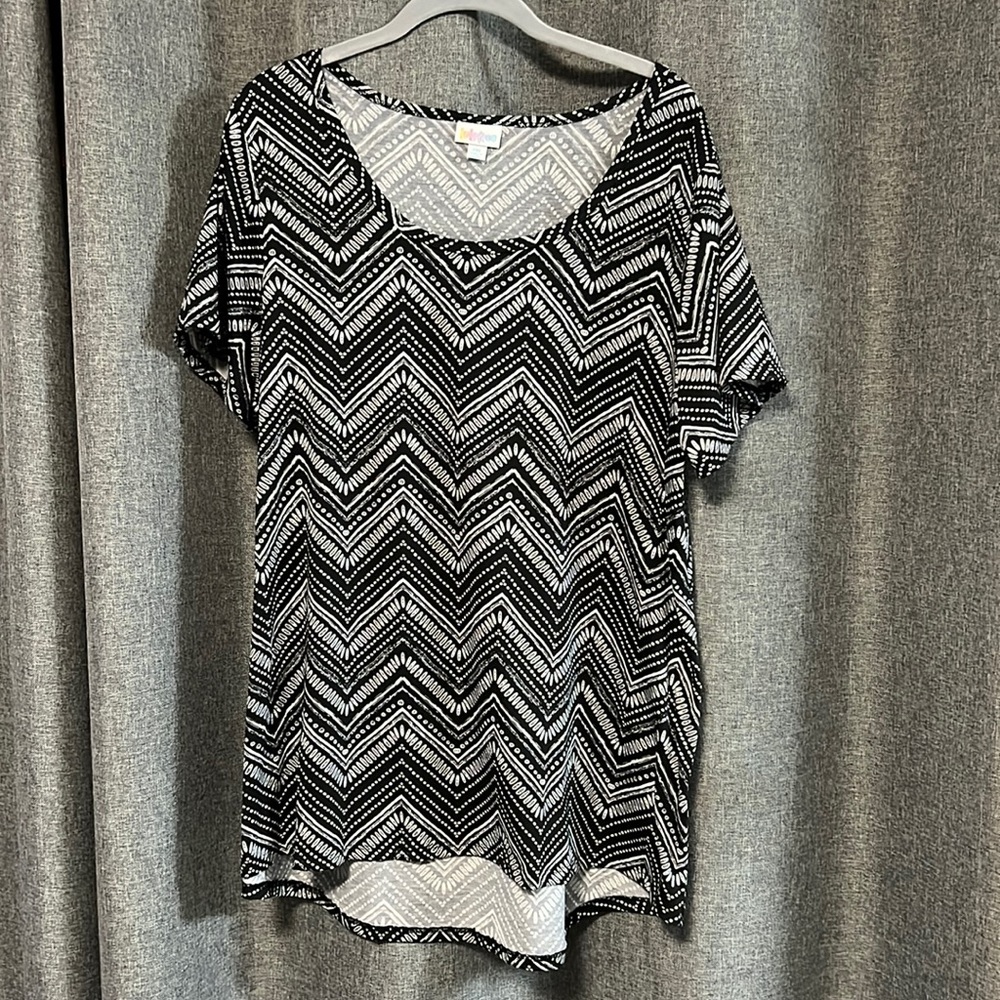 2XL LULAROE classic tee, black and white pattern
